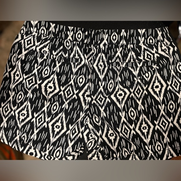 Black & white ikat print shorts sz 6 euc - Picture 3 of 3